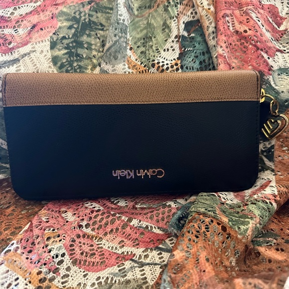 Calvin Klein Wallet with Black & Brown Leather. Two Tone Leather Color Blocking - Picture 6 of 16